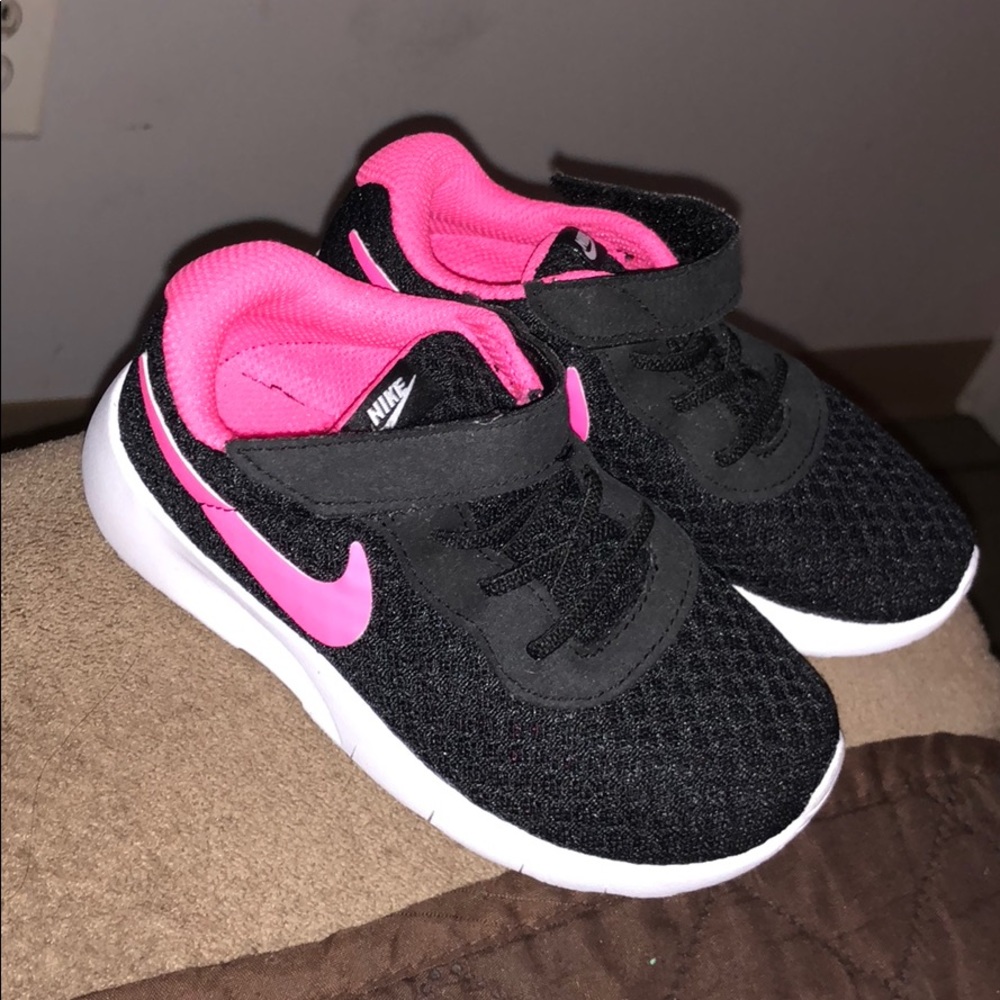 New toddler Nike sneakers size 9